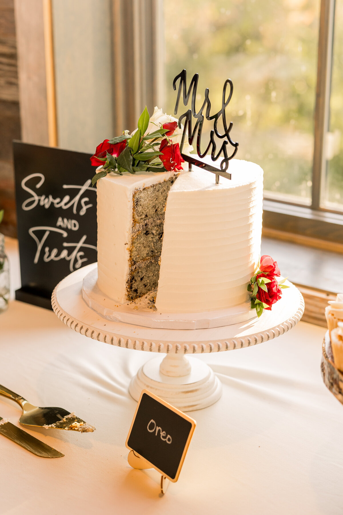 Wedding cake at Gathered Oaks wedding venue