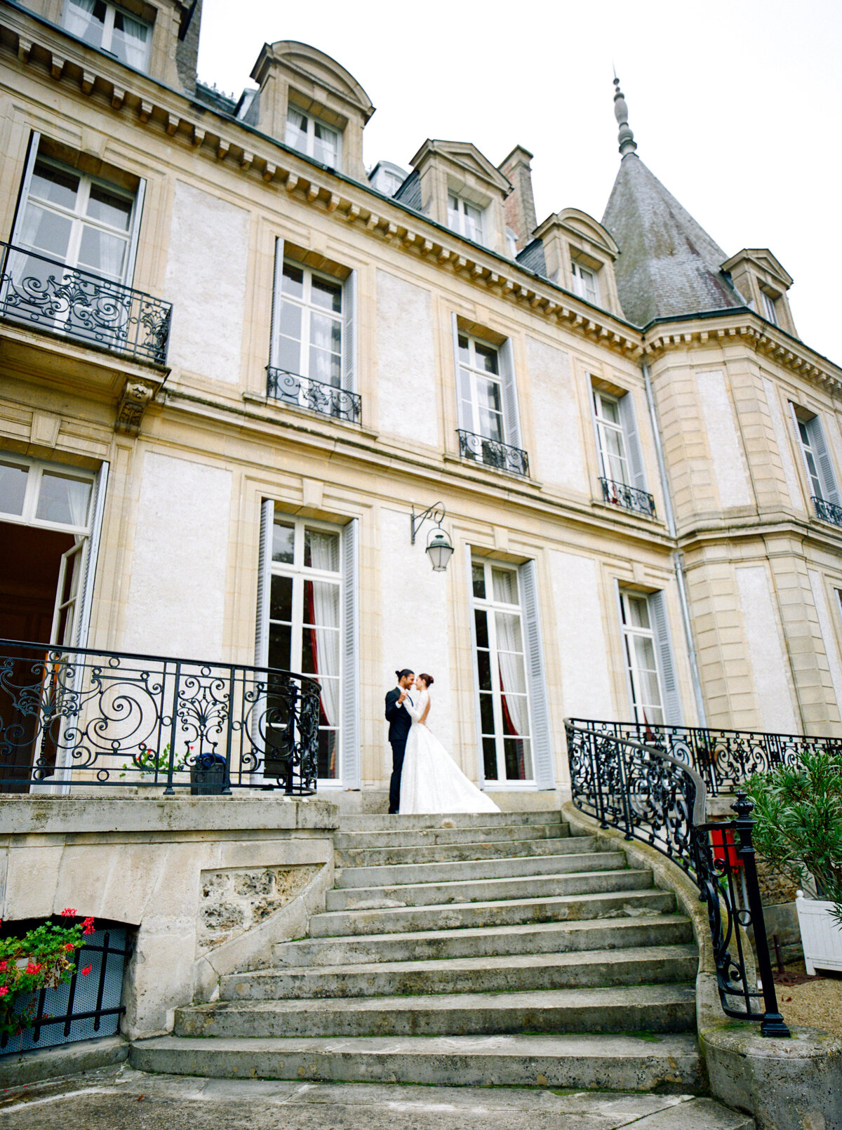 Wedding at Château de Santeny photographed by Lake Como Wedding photographer