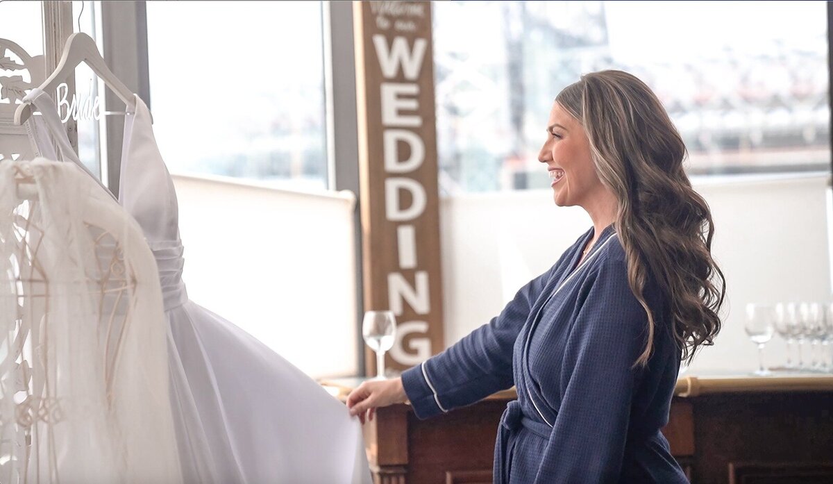 Bride-getting-ready-in-Giando's-suite-2