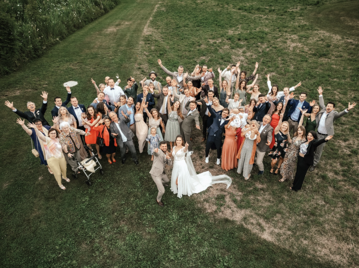 drohnenfotos gruppenfoto von einer Hochzeitsgesellschaft in Sempach