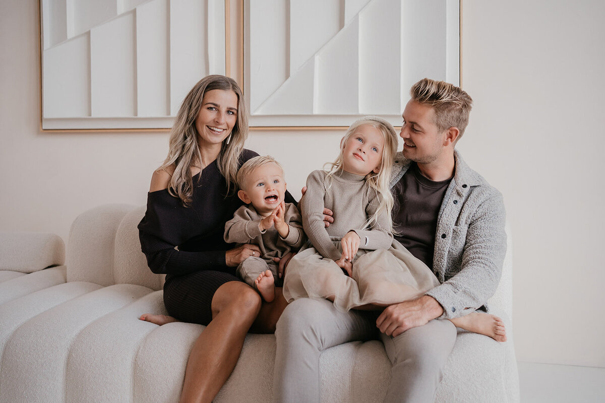 gezinsfotoshoot-leukfotografie-puur-ongedwongen-studio-the-loft-1