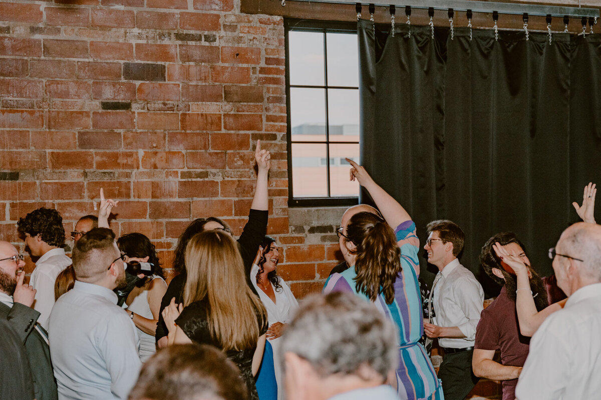 wedding-reception-celebration-dance-noce-des-moines-wedding-photographer-storyteller-collective-photo-co