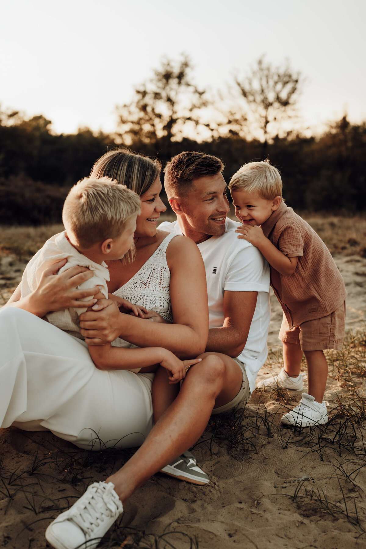 Gezinsshoot tijdens golden hour op Landschotse Heide in Beerzel