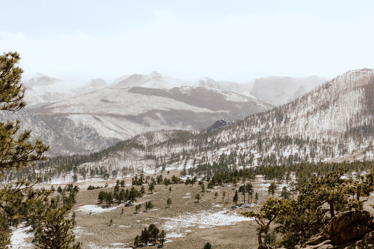 ashlynnshelbyphotograhpy_ 3m curve _ Rocky Mountain National Park Engagement Shoo-6