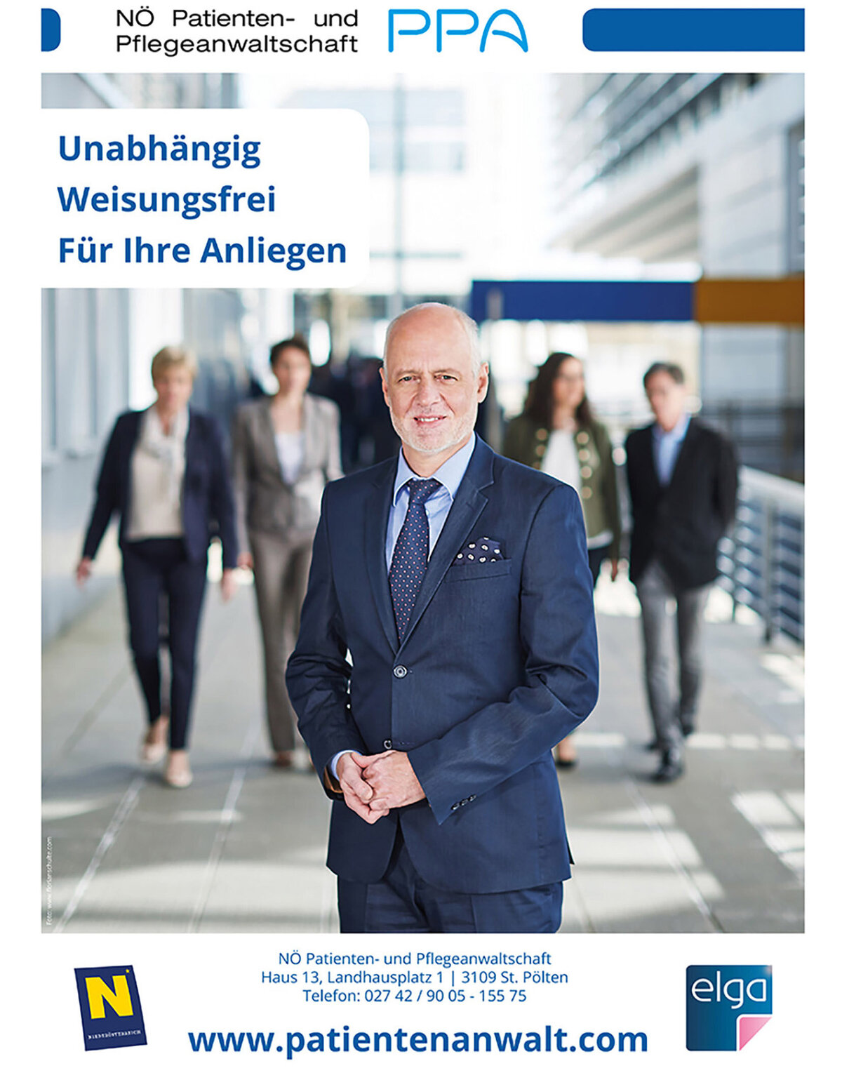 Businessportrait einer Führungskraft mit Team in moderner Architektur – professionelle Businessfotografie von Atelier Schulte in Wien, österreichweit buchbar.