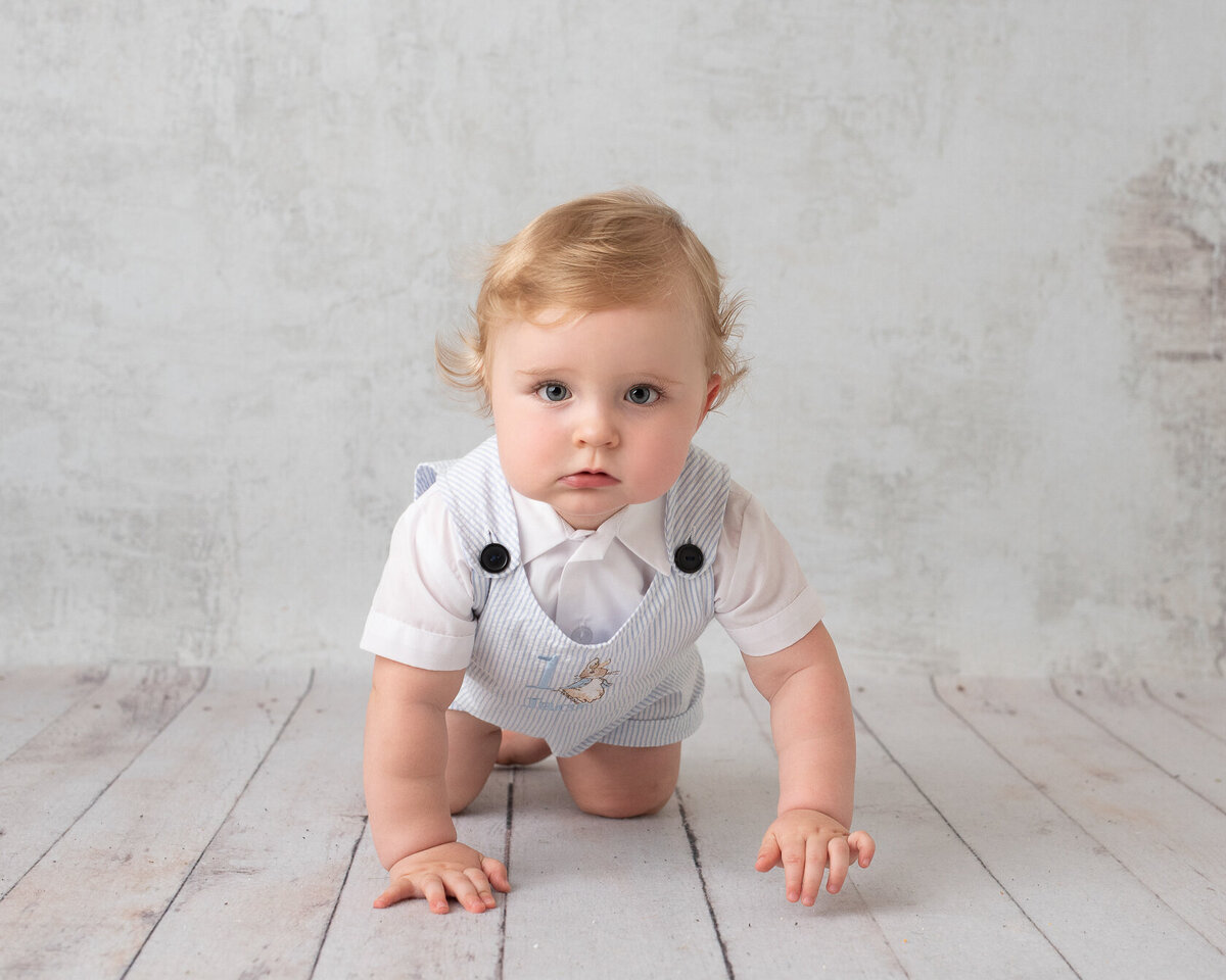 Crawling baby portrait captured by Laura King photography