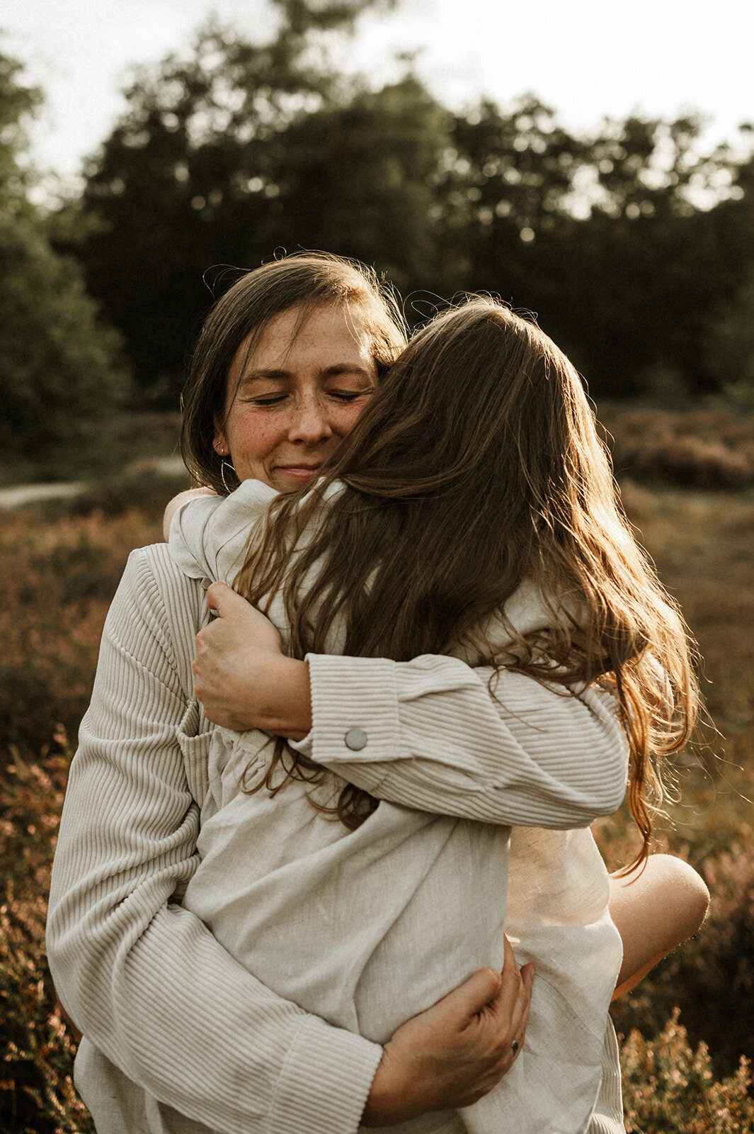 Gezinsfotografie in Nijlen tijdens golden hour – pure, spontane momenten vastgelegd in de heide.