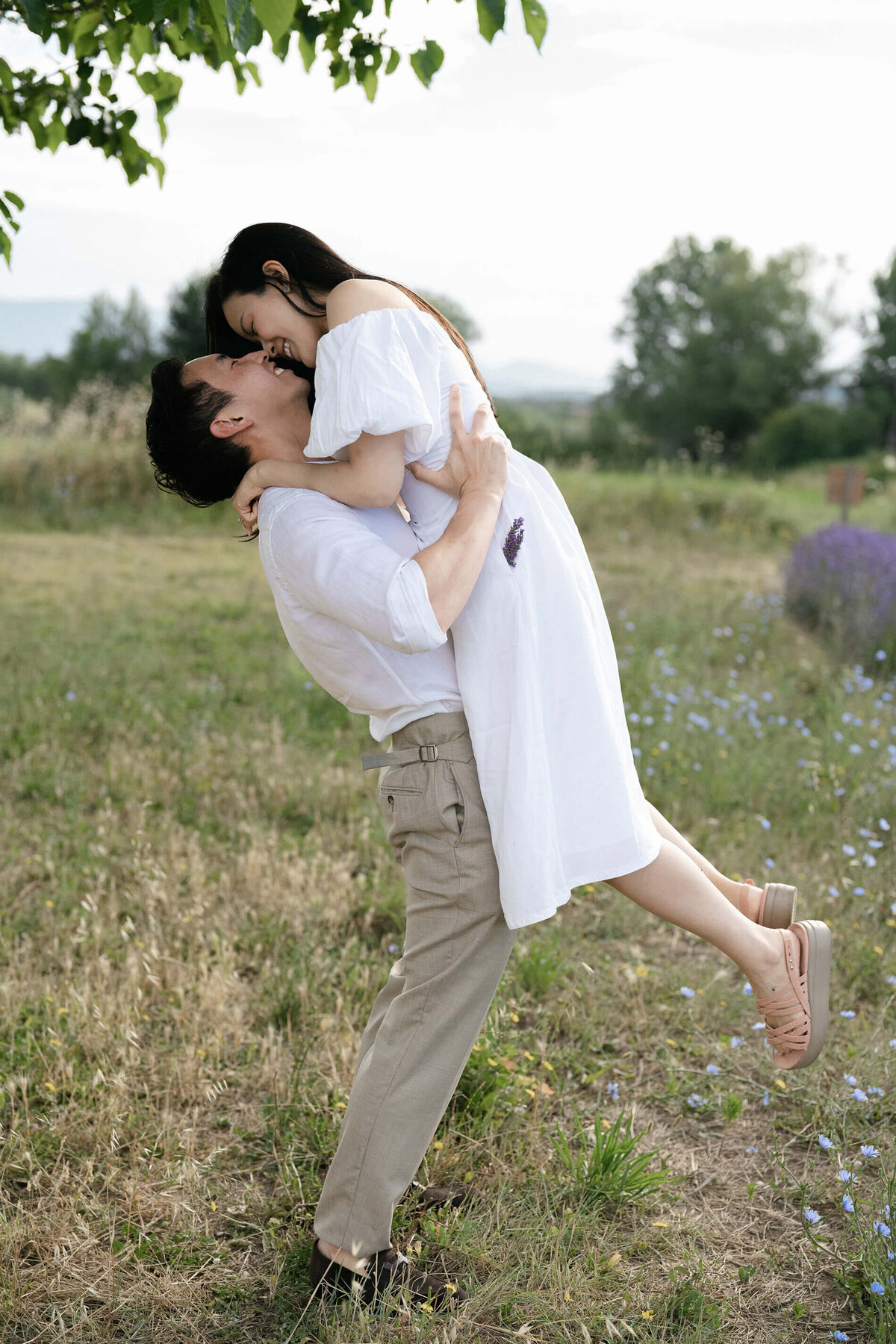 Lavender field engagement photo shoot in the Provence France