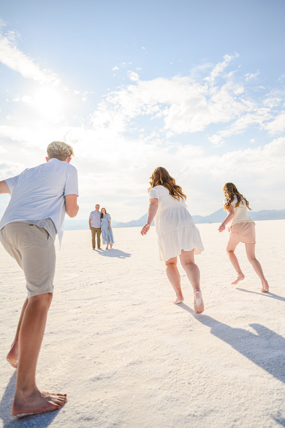 candid family running at slat flats for family pictures