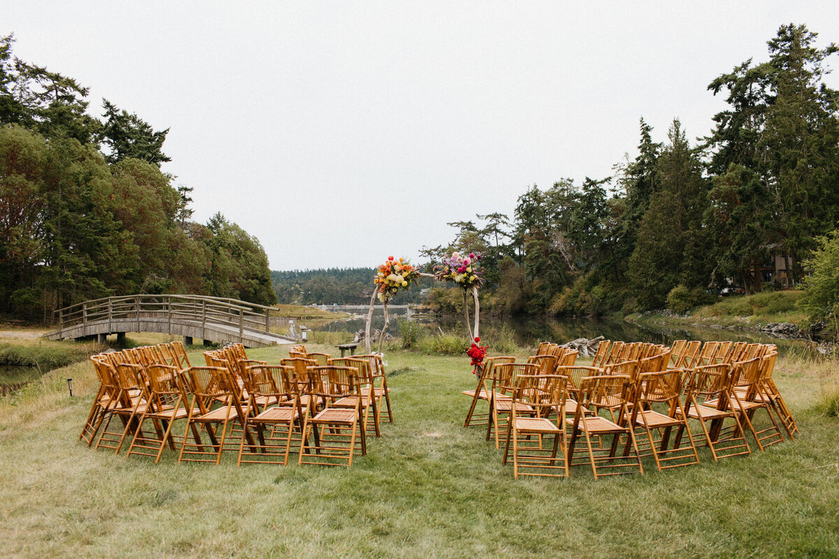 ceremony-setting-wedding-venue-Captain-Whidbey-jennifer-moreno-photography-documentary-style-Washington