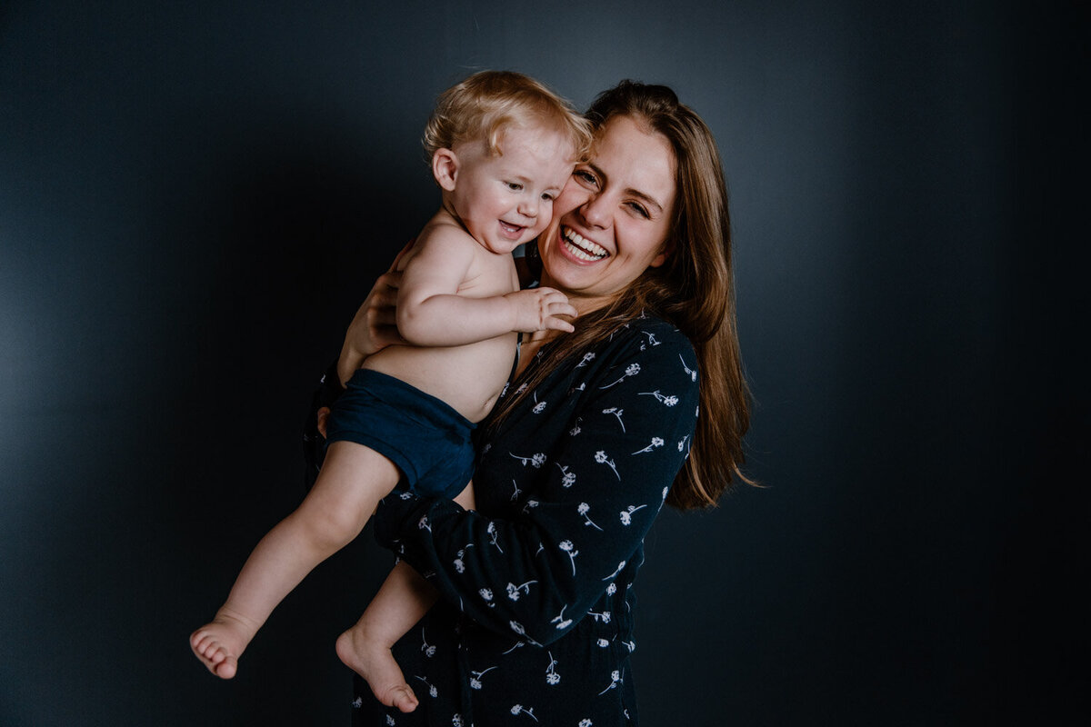 familie_hjemme_studio_Oslo_homesession_charlottechristensen_glede_mor_sønn2
