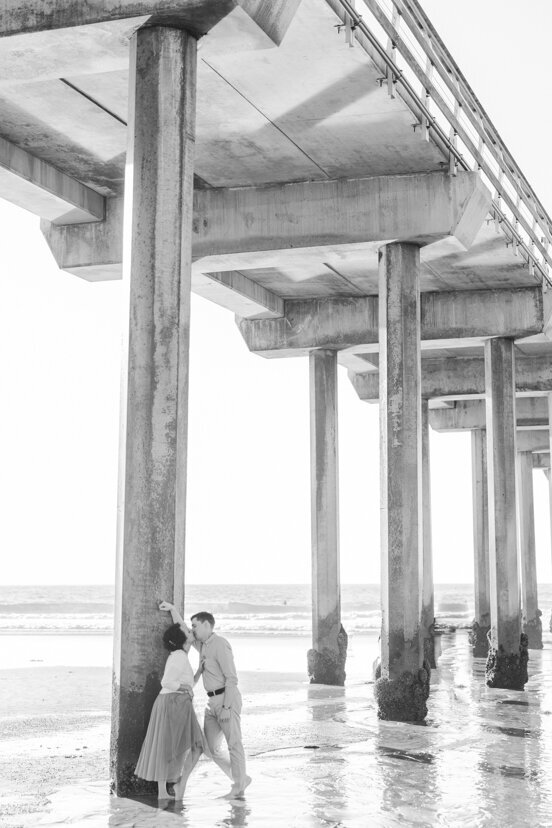 couple-leaning-on-Scripps-Pier-San-Diego