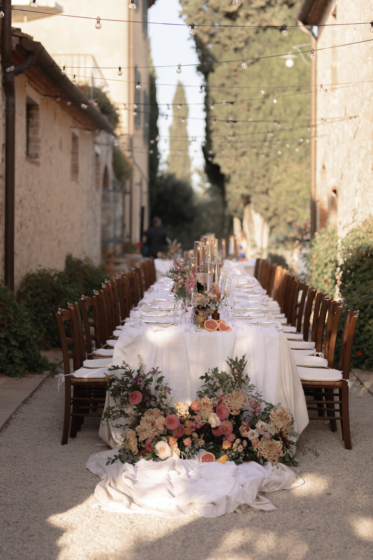 Tuscan wedding tablescape, international wedding photographer The Falkenburgs