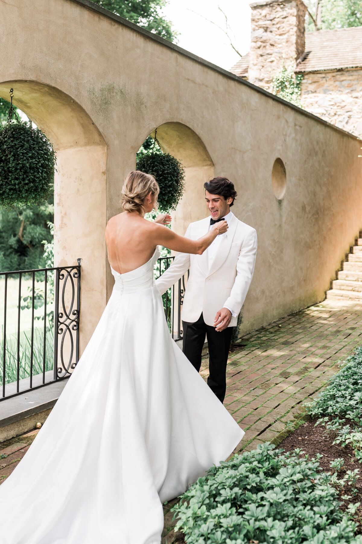 Château Dreams: Elevate your wedding with our luxury photography amidst the opulent châteaus of France & Italy. Our images reflect the grandeur and elegance of your special day.
