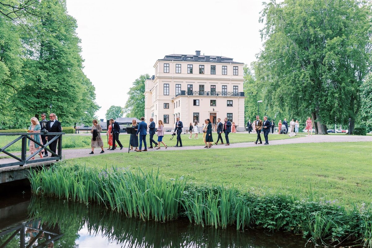 Bröllopsfotograf i Stockholm helloalora Anna Lundgren bröllopsgäster utomhusvigsel i slottsträdgården destination slottsbröllop Rånäs Slott i Roslagen