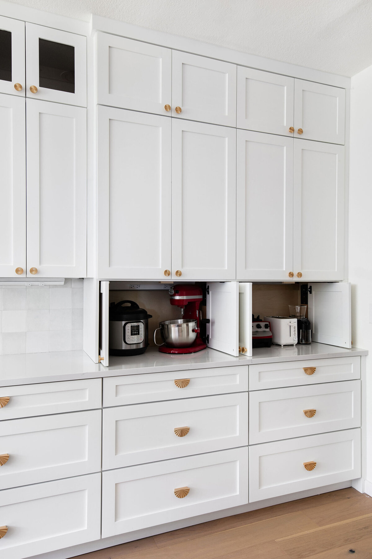 hello-home-luxury-modern-kitchen-white-quartz-countertop-unique-hardware-functional-kitchen-built-in-appliance-garage-austin-tx-15