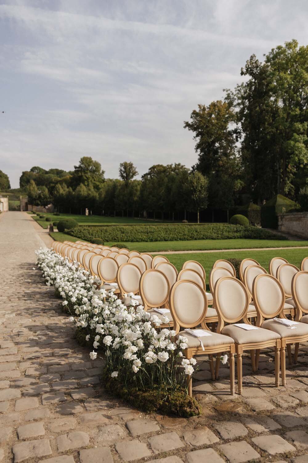 white luxury romance at chateau de Villette for Hannah & dylan Barbour wedding in Paris - Floarl designer Veronique lORRE26