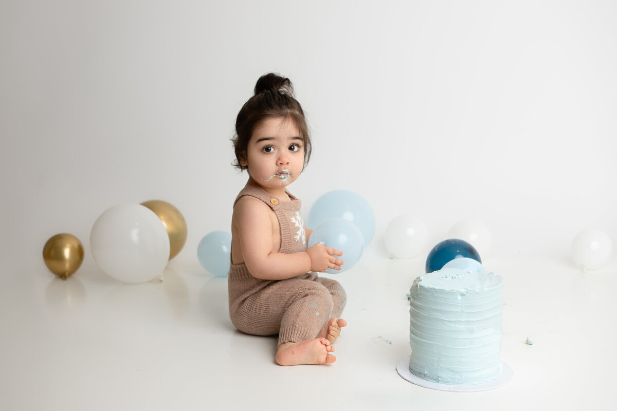 First birthday cake smash white blue and gold balloons