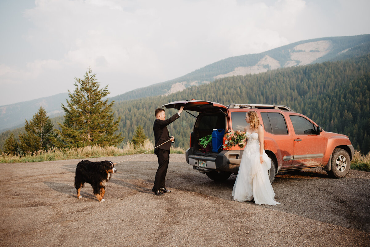 Jackson Hole Photographers capture groom getting into car