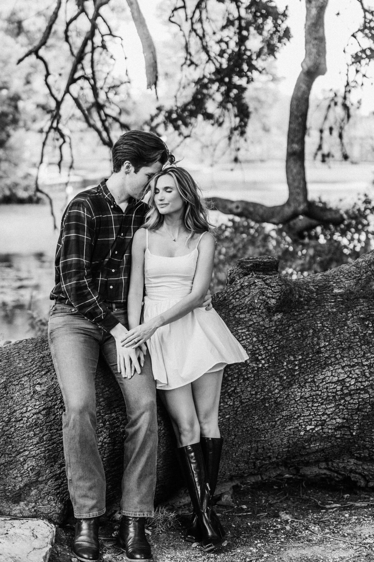 landa-park-engagement-photo