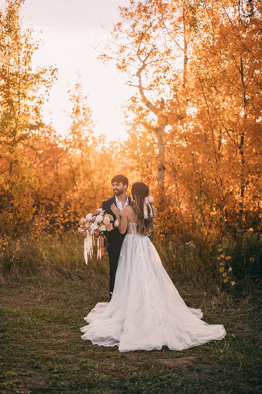 Fall inspired bridals at River's Edge, a picturesque country wedding venue in Devon, Alberta, featured on the Brontë Bride Vendor Guide.