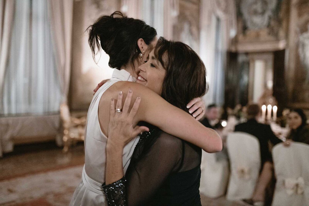 Flora_And_Grace_Editorial_Venice_Analog_Editorial_Wedding_Photographer (1 von 1)-135