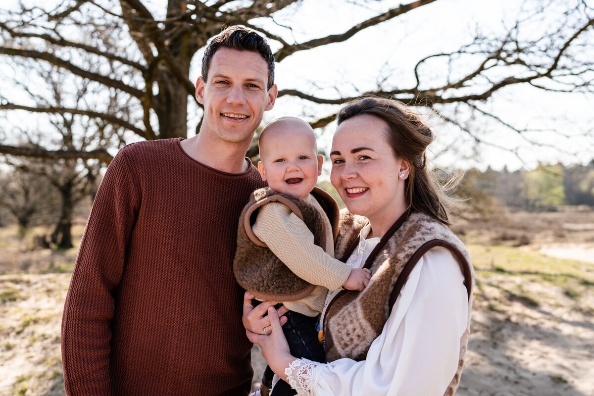 Fotograaf gezinsfoto's Groningen - gezinsfotoshoot buiten in de natuur met baby.