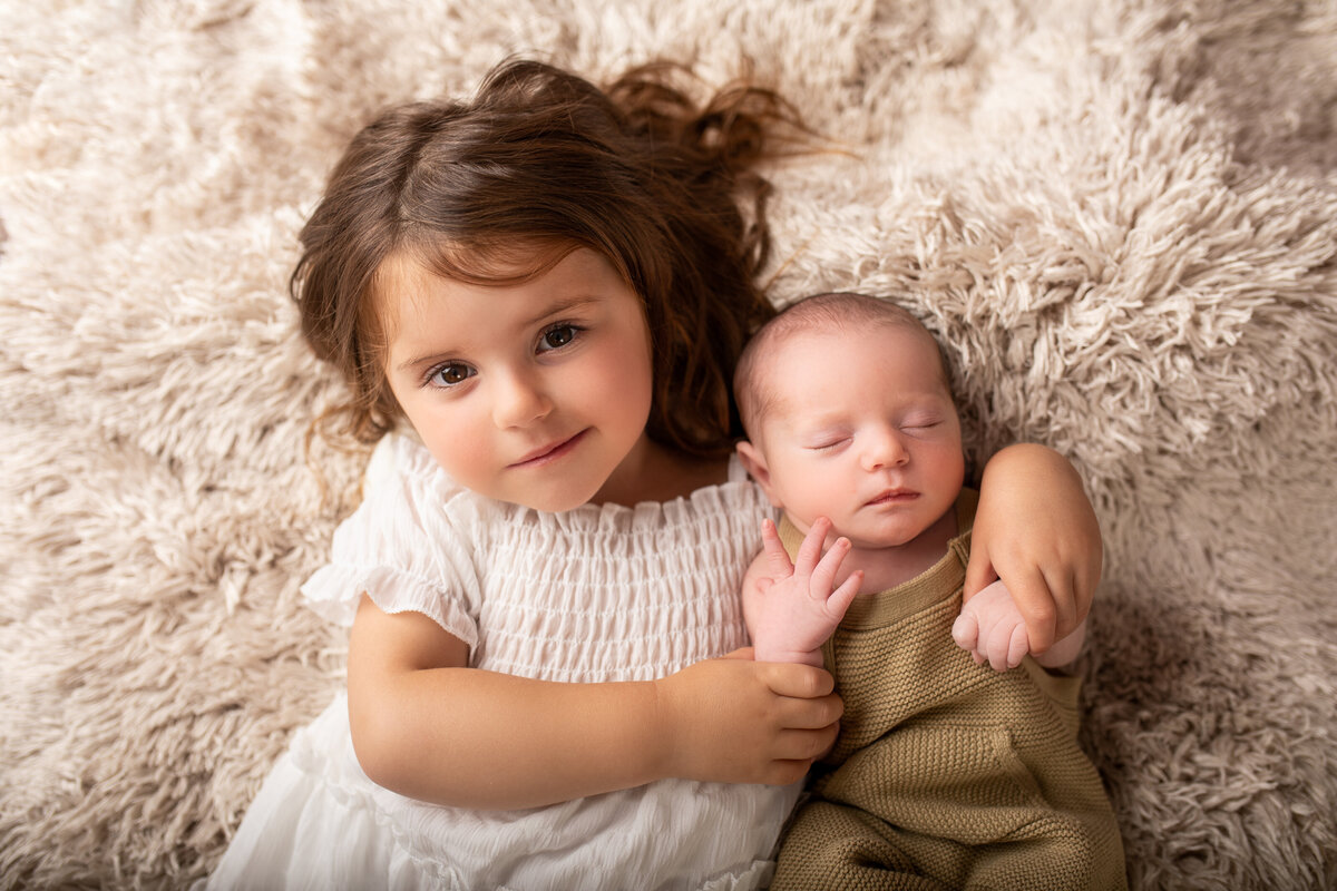 Newborn-siblings-posing-Hicksville NY