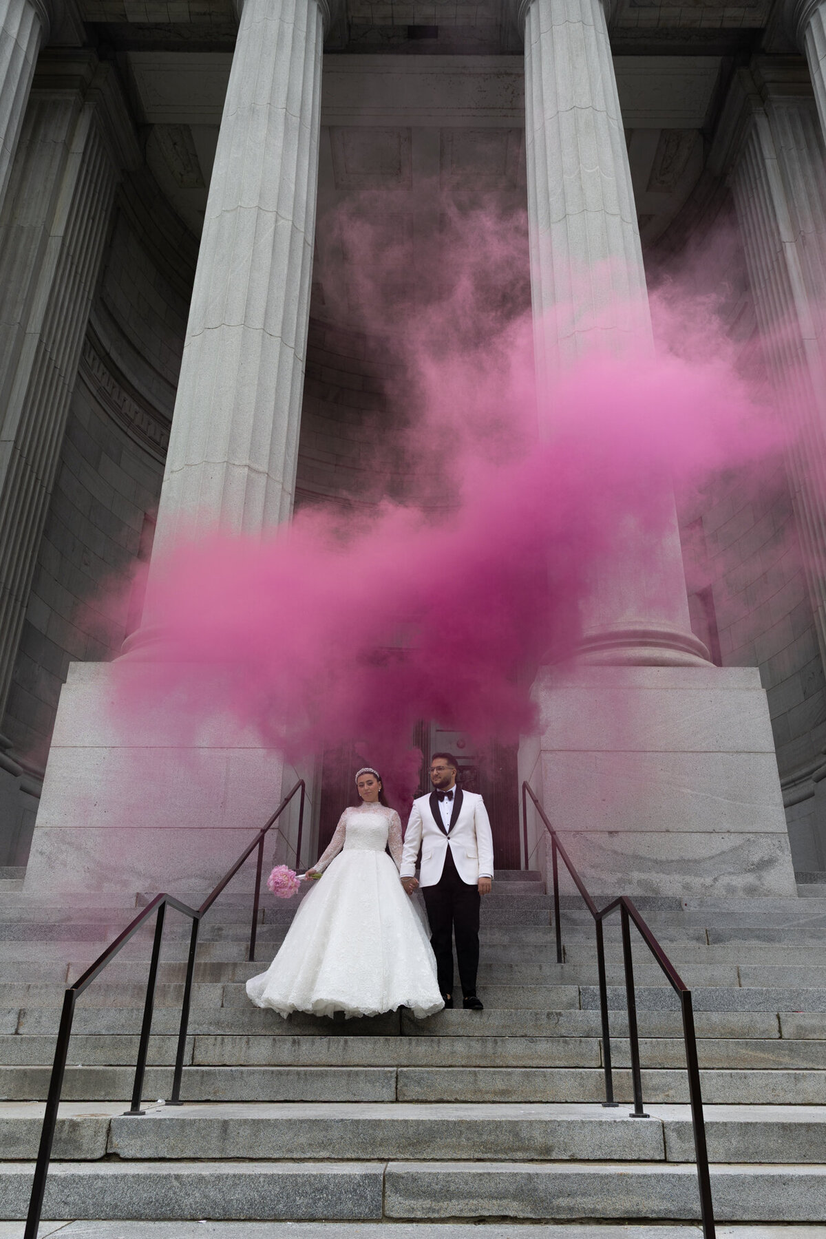 Vieux Port de Montréal - Photos de jeunes mariés avec nuage de fumée rose - Photographe de Mariage Montréal