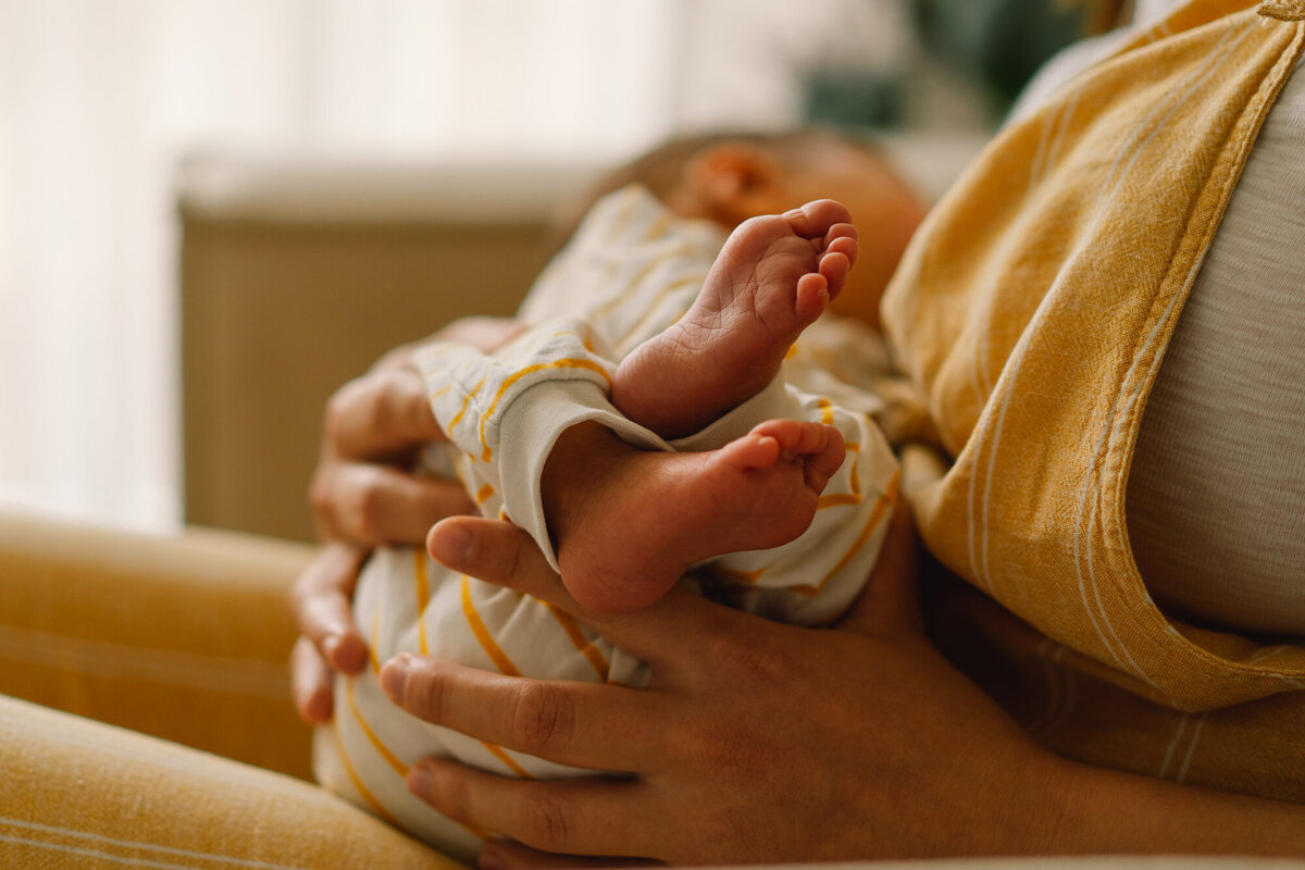 newborn-baby-boy-sucking-milk-from-mothers-breast-portrait-mom-breastfeeding-baby-concept-healthy-natural-baby-breastfeeding-nutrition