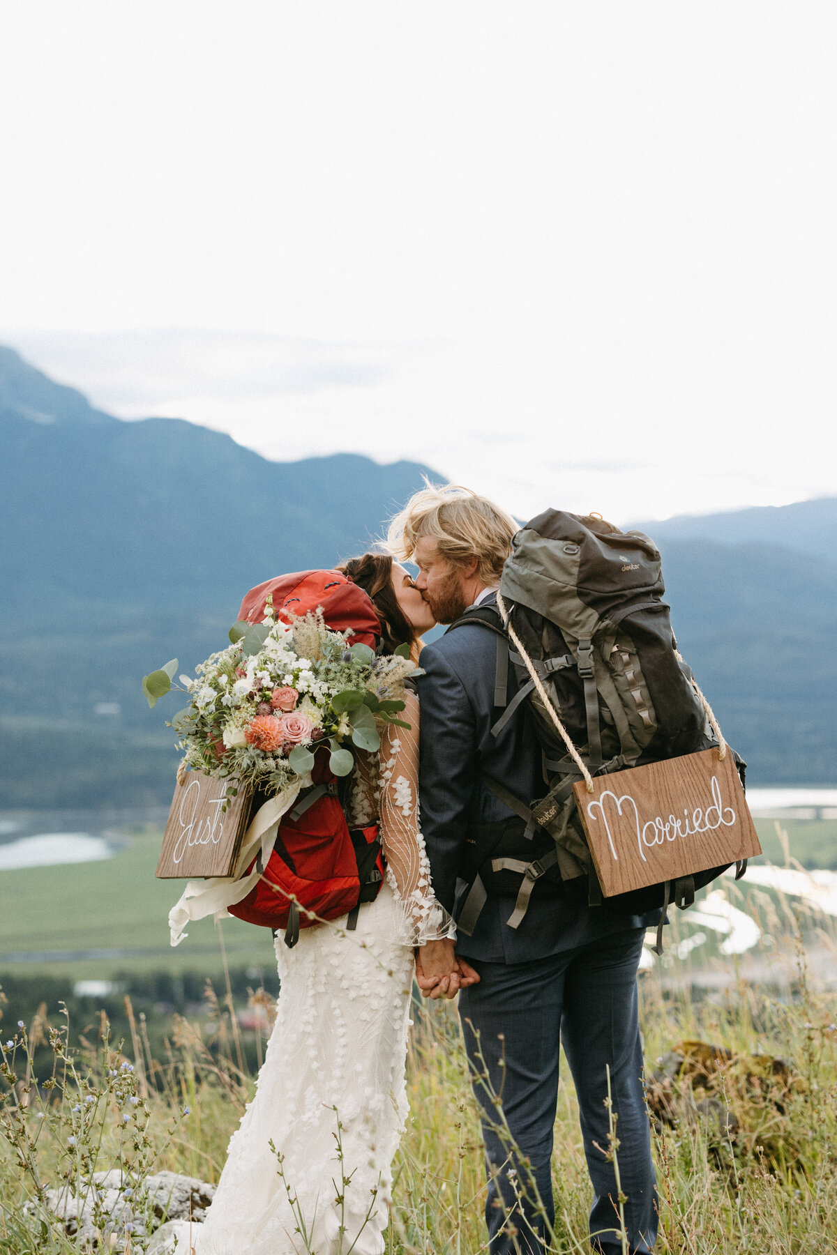 Mr and Mrs Know Revelstoke Mountain Top Wedding Preview Images-0135