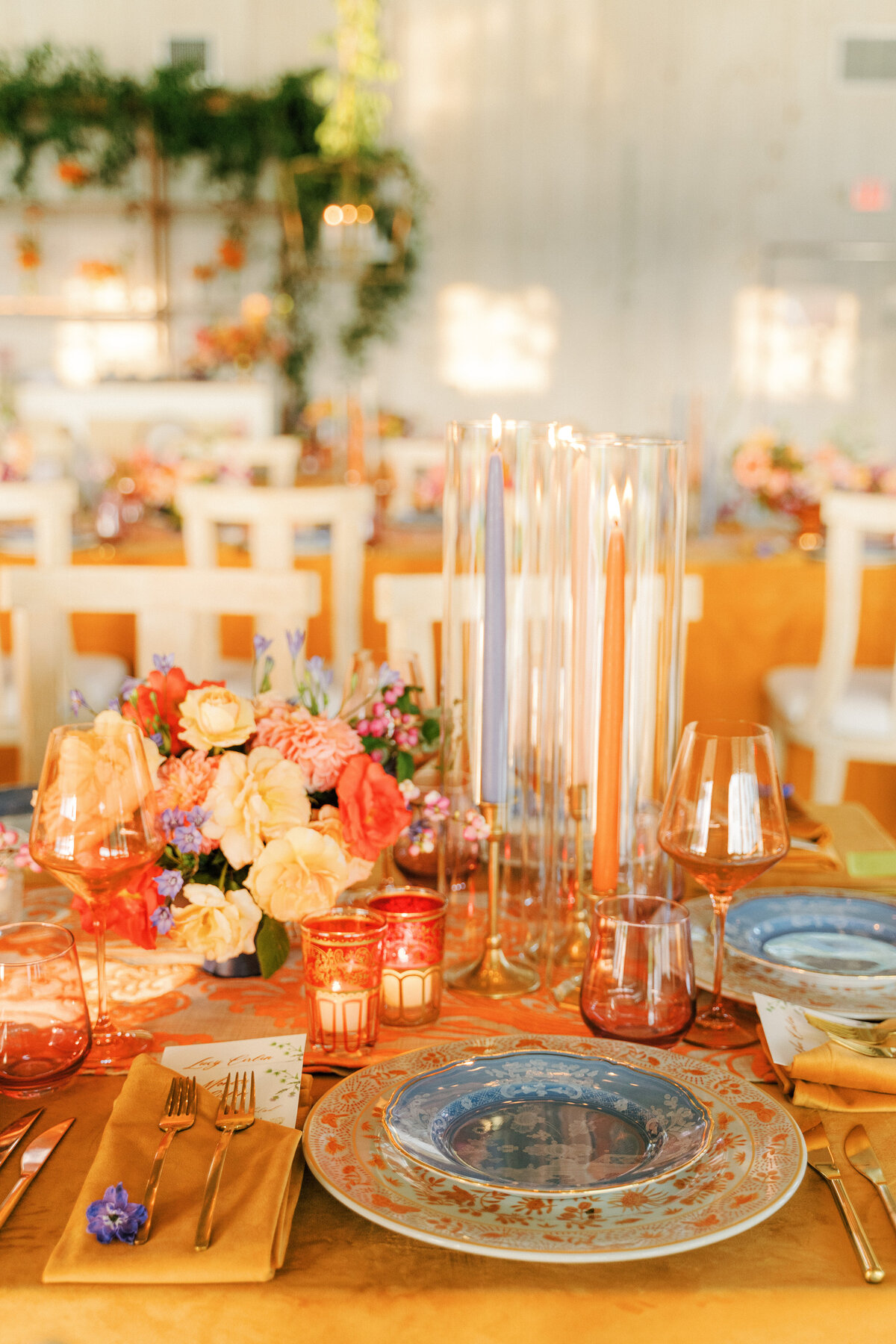 wedding details place setting and centerpiece