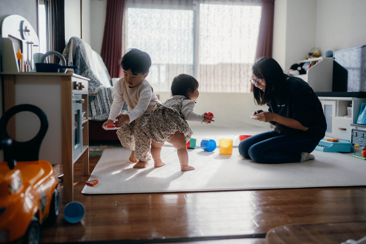 ママと赤ちゃんが楽しそうに笑い合っているシーン