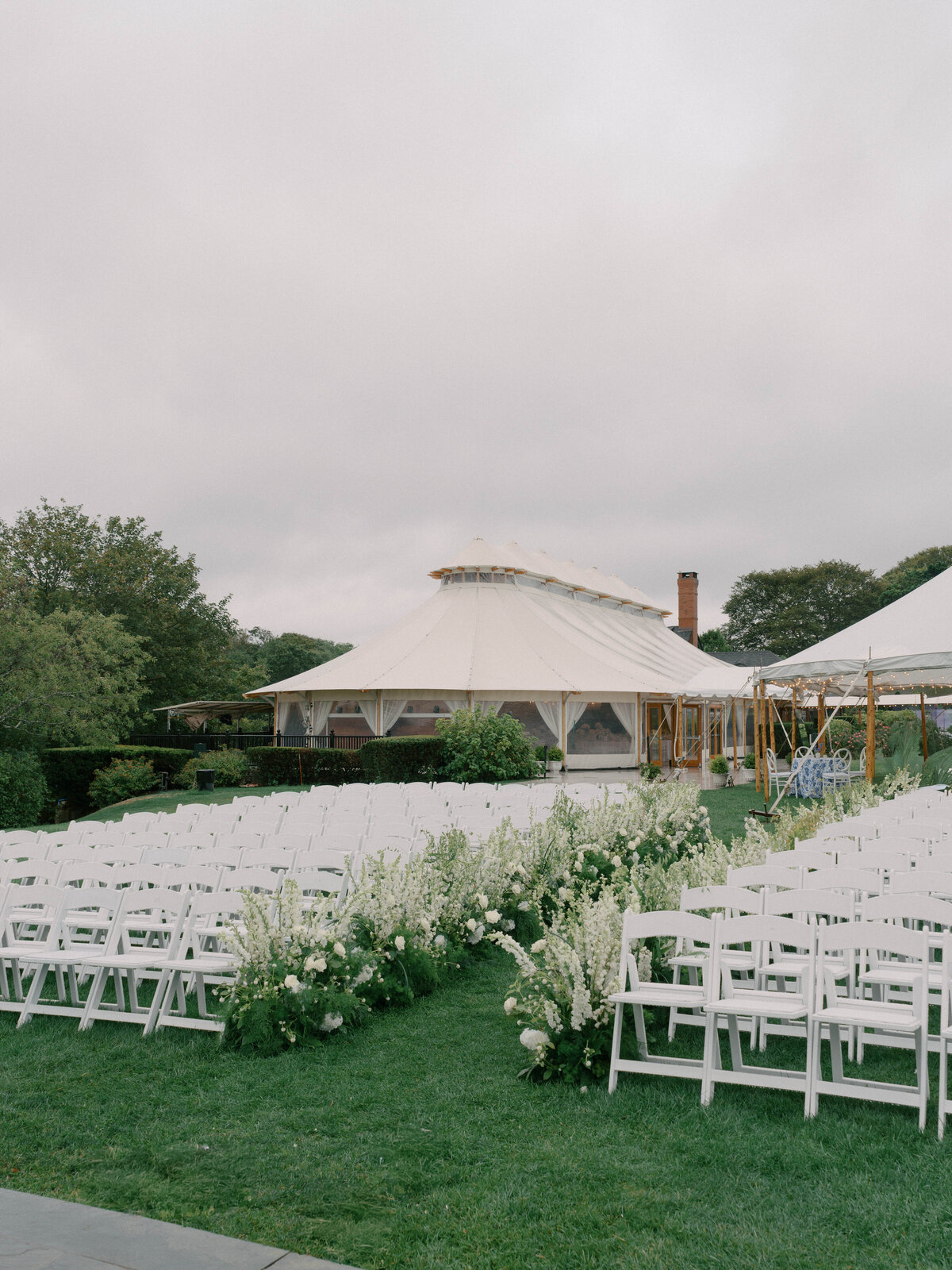 outdoor-wedding-ceremony-castle-hill-inn