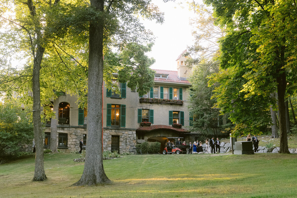 15-guests-outside-arrow-park-upstate-new-york-wedding