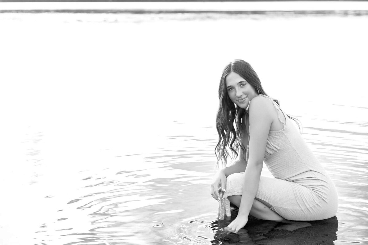 senior-girl-portrait-in-lake