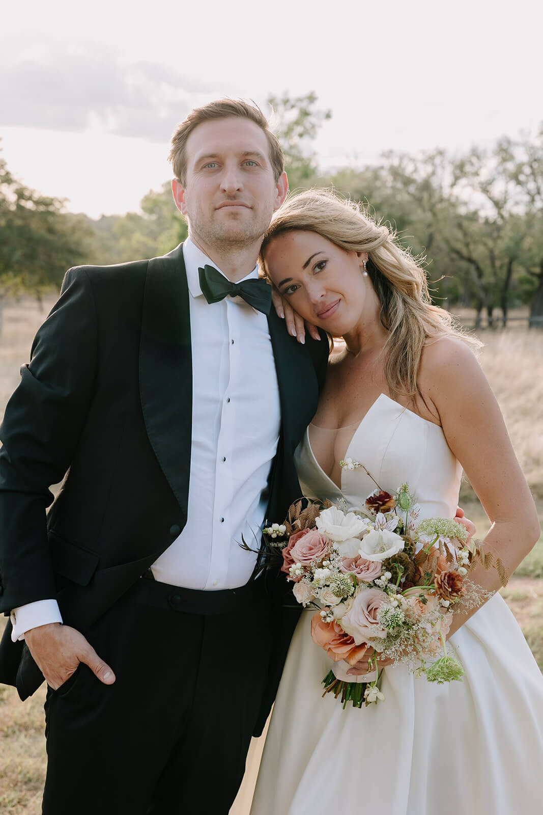 Golden hour elegance captured in this romantic outdoor bridal portrait. The bride’s natural glam makeup and soft waves pair perfectly with her blush-toned bouquet, styled by Mistique Makeup. Ideal for brides looking for mobile bridal hair and makeup in Austin or San Antonio, or a top-rated wedding makeup artist near me.