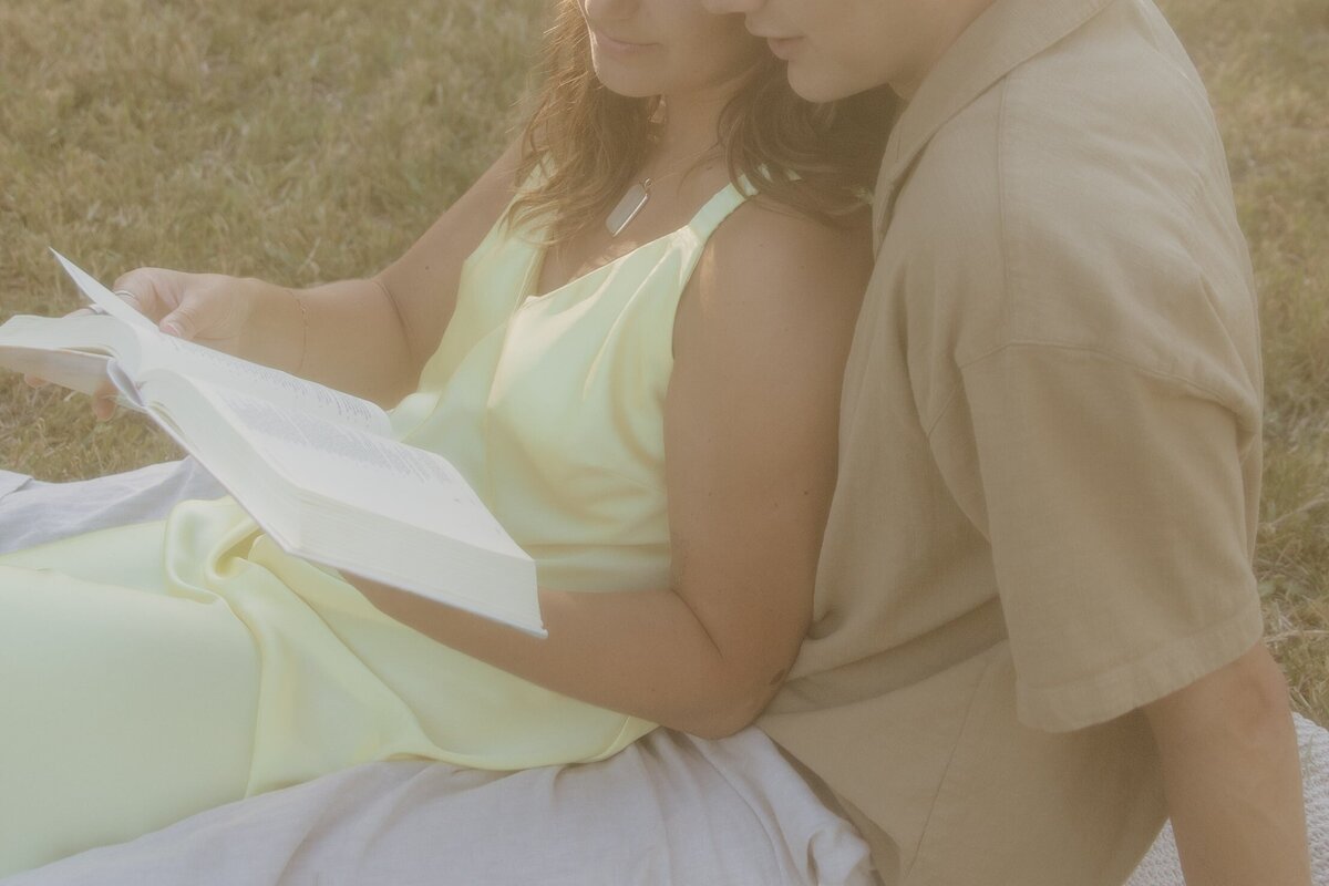 Couple reading engagement session picnic