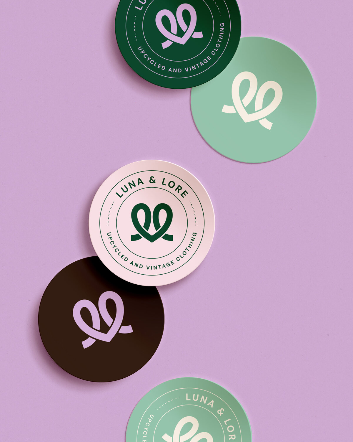 Kleurrijke Luna & Lore branding stickers