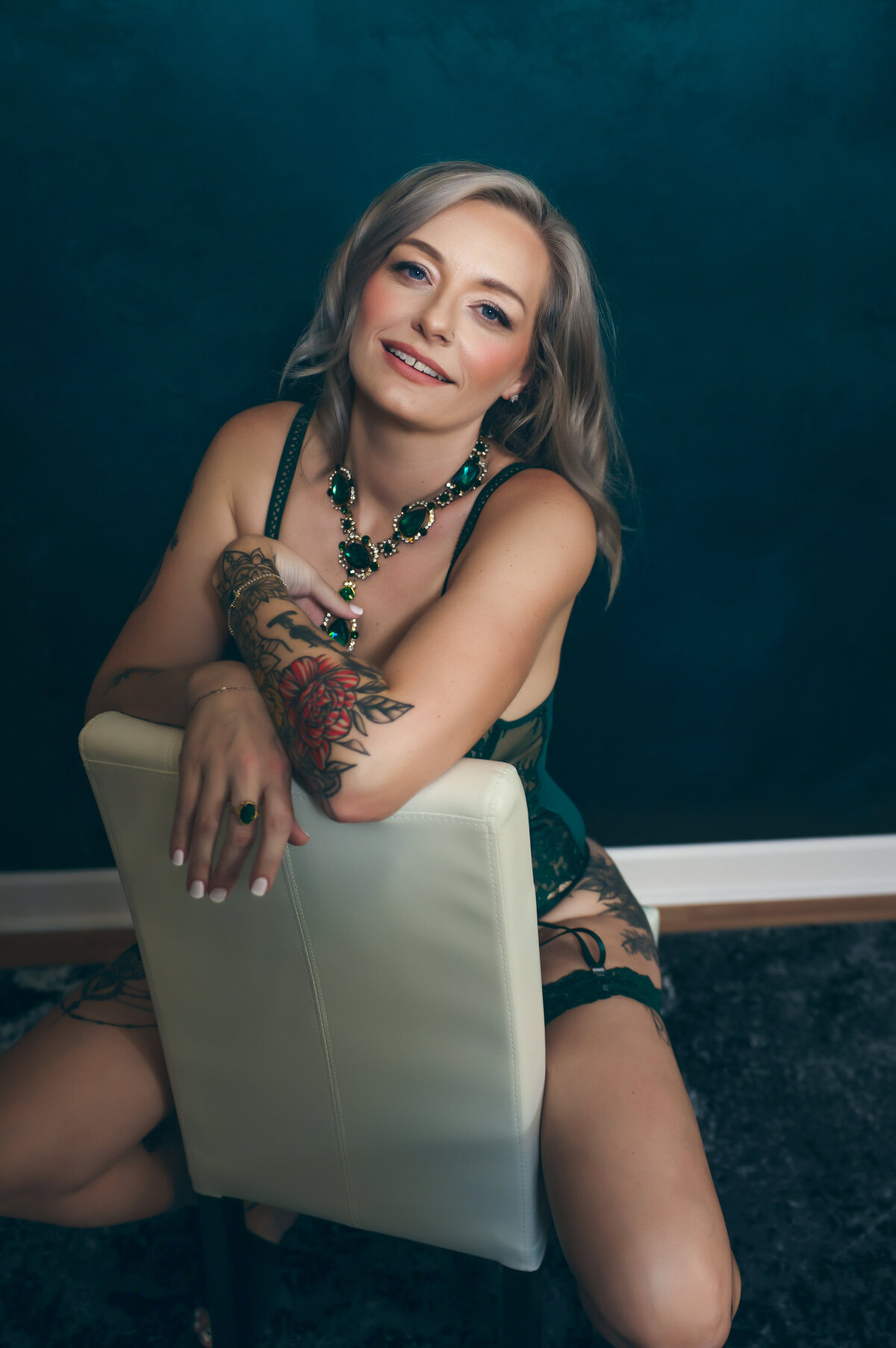 savannah-boudoir-black-room-green-backdrop-portrait-03
