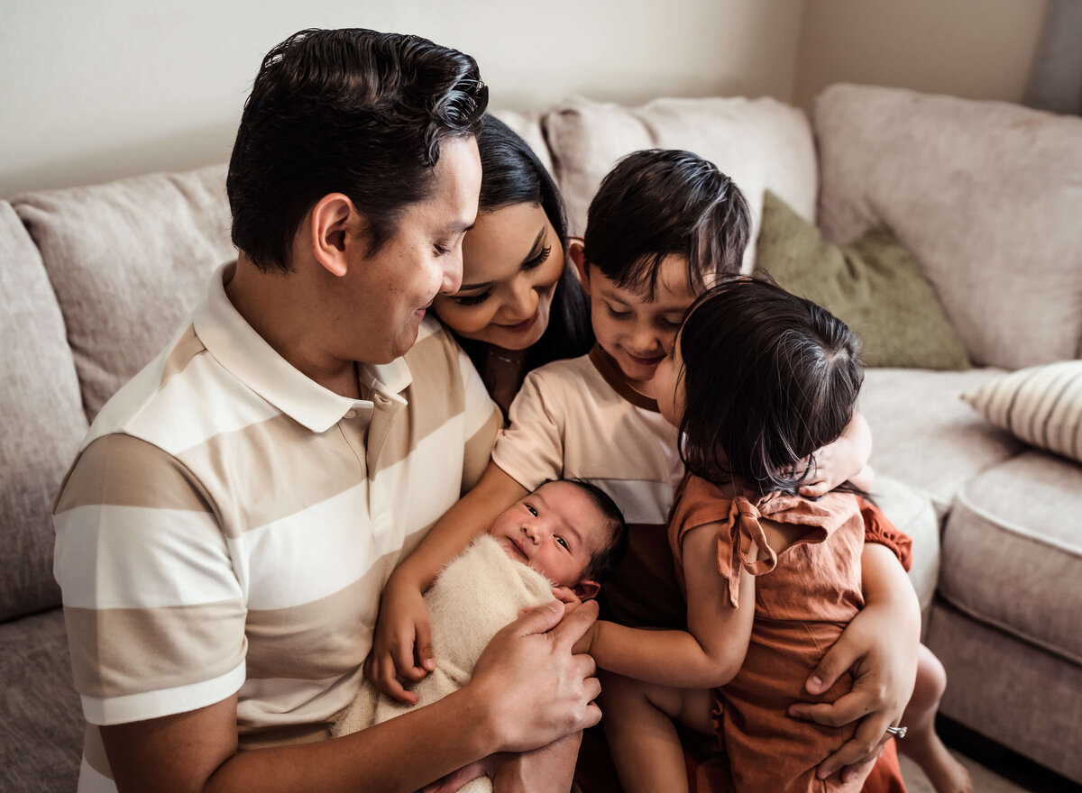las-vegas-newborn-photographer-with-family