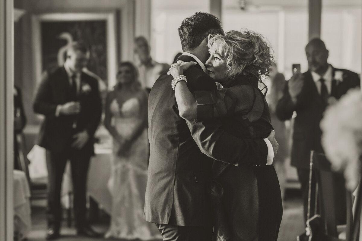 mother-son-dance-wedding
