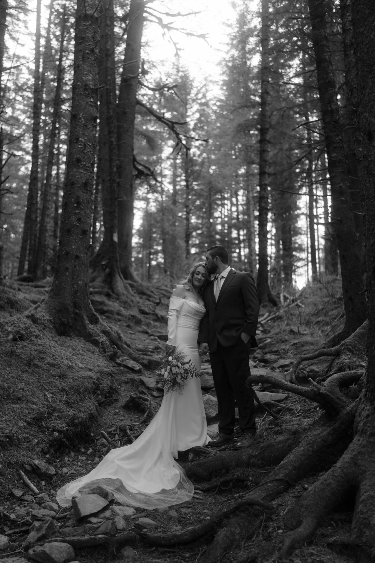 Black and white photo of couple in forrest