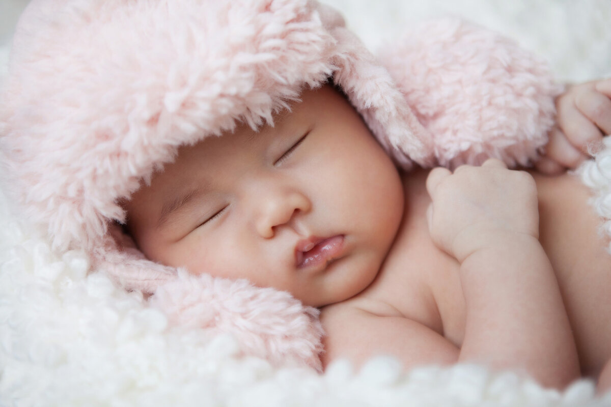 newborn_girl_in_fuzzy_hat