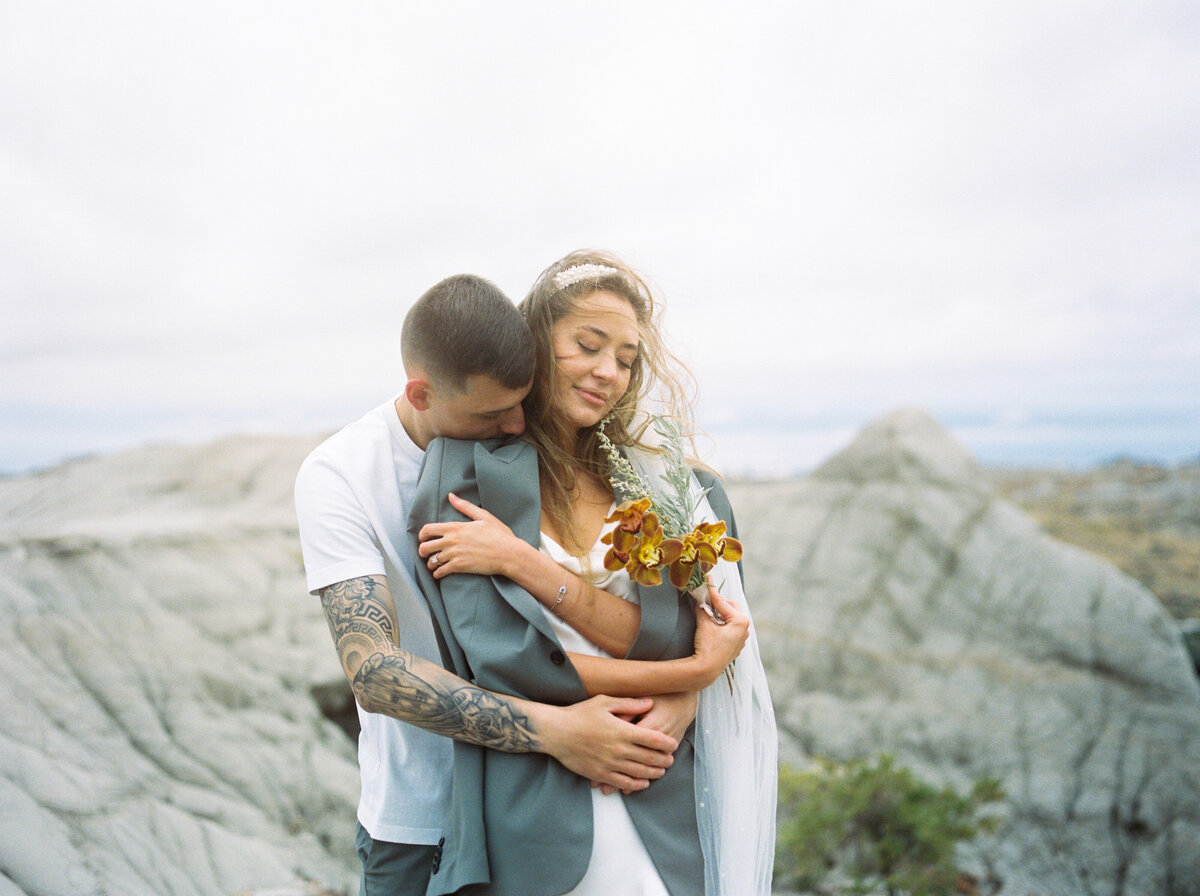 Photos by Canadian wedding and elopement photographer Sarah Rolles Photography