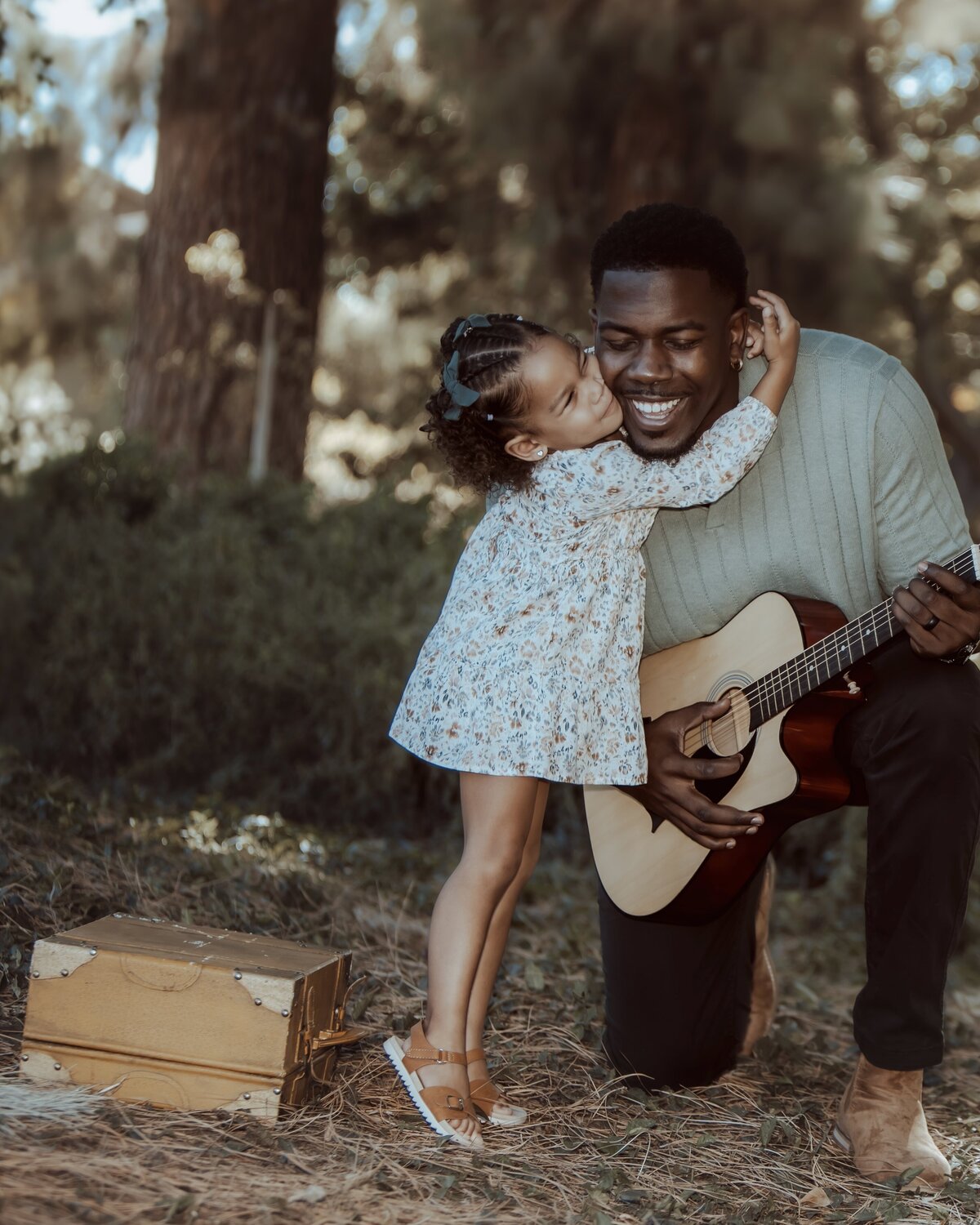 Daughter Hugging Dad During Music Moment – Prospect Park Redlands Photographer