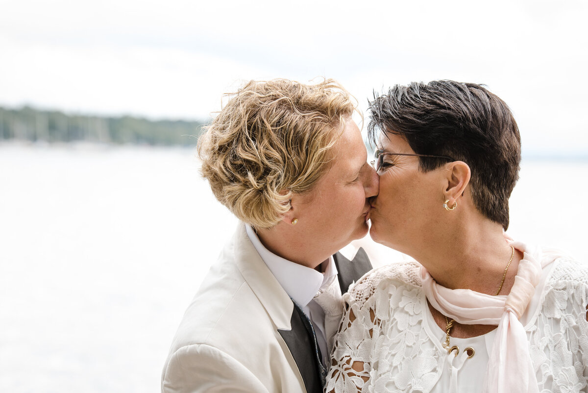 Zwei Frauen küssen sich am See Starnberger See