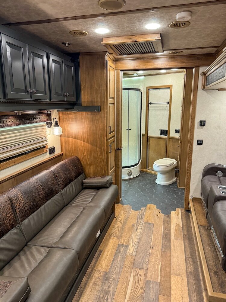 luxury-living-quarter-horse-trailers-trail-boss-conversions-living-areas-26
