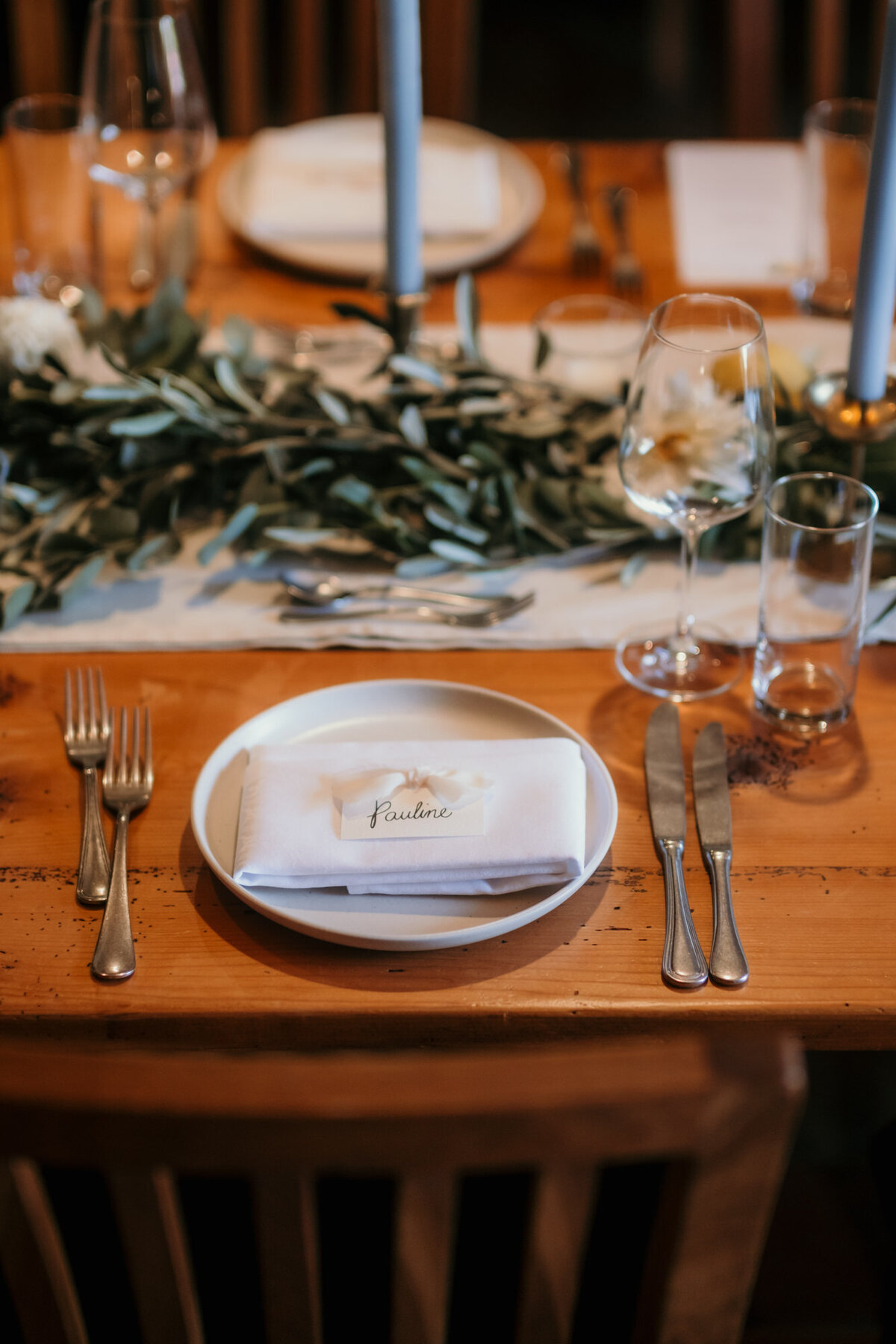 Ein gedeckter Tisch mit dem Platzkärtchen der Braut auf der gefalteten Serviette liegend.