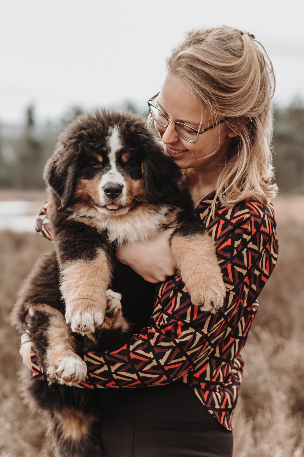 Vrouw knuffelt met puppy